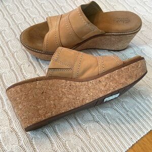 Women’s Clarks 7.5 Artisan suede/cork wedge sandals/Slides-like new-tan neutral